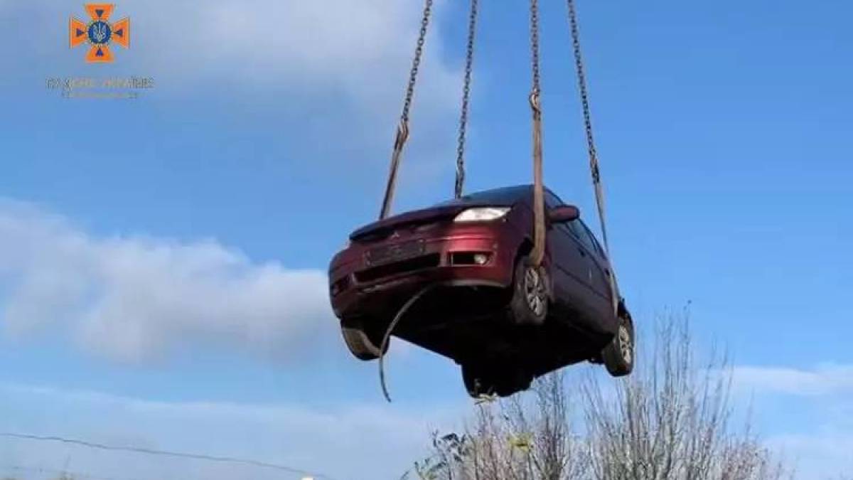 У Запоріжжі рятувальникам знадобився кран, щоб дістати авто з ями – фото