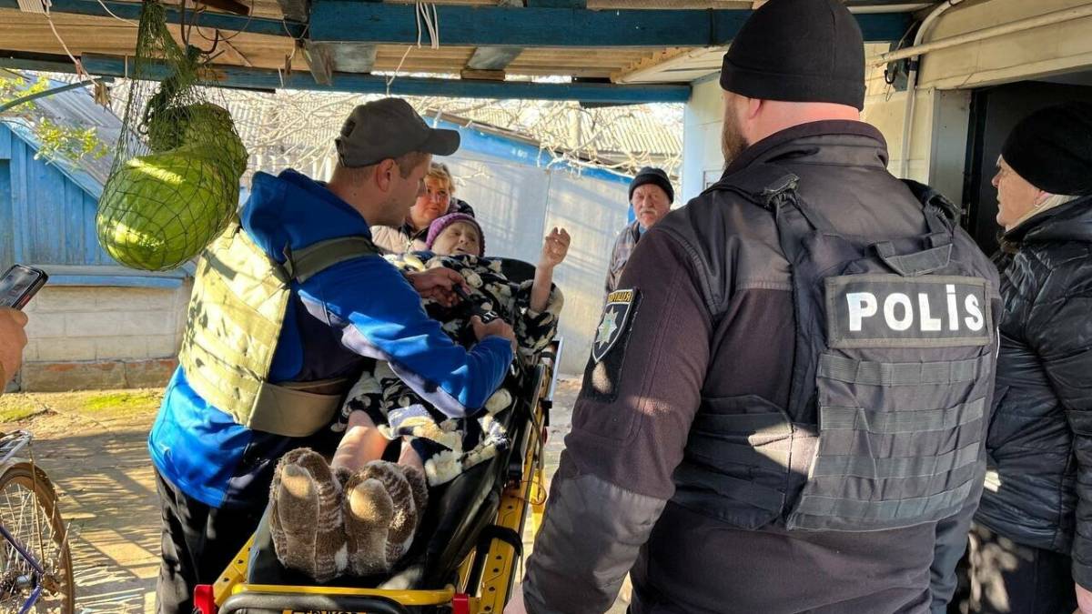 Запорізькі поліцейські вивезли з прифронтового Гуляйполя 83-річну жінку
