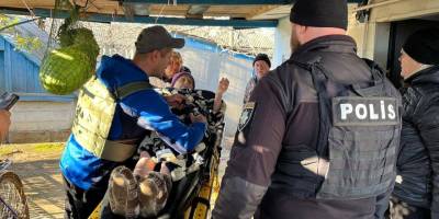 Запорізькі поліцейські вивезли з прифронтового Гуляйполя 83-річну жінку