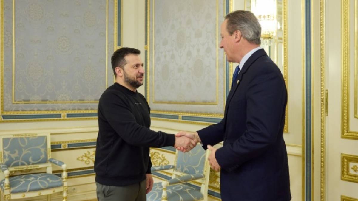 Новий глава МЗС Британії Кемерон здійснив перший робочий візит до Києва і вжезустрівся із Зеленським