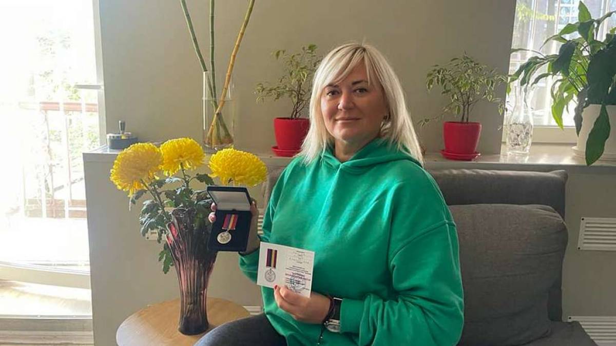 Відзнакою командувача угруповання військ «Запоріжжя» нагороджена волонтерка Олена Сопіна