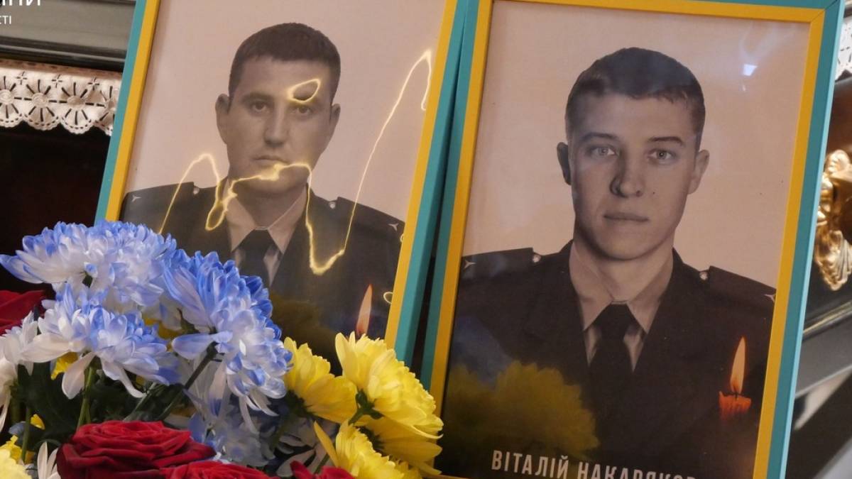 У Запоріжжі провели  в останню путь рятувальників, які загинули під час ворожого обстрілу