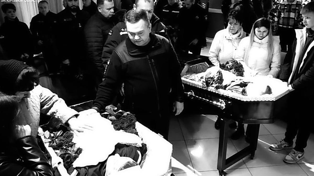У Запоріжжі провели в останню путь героїв-рятувальників (фото)