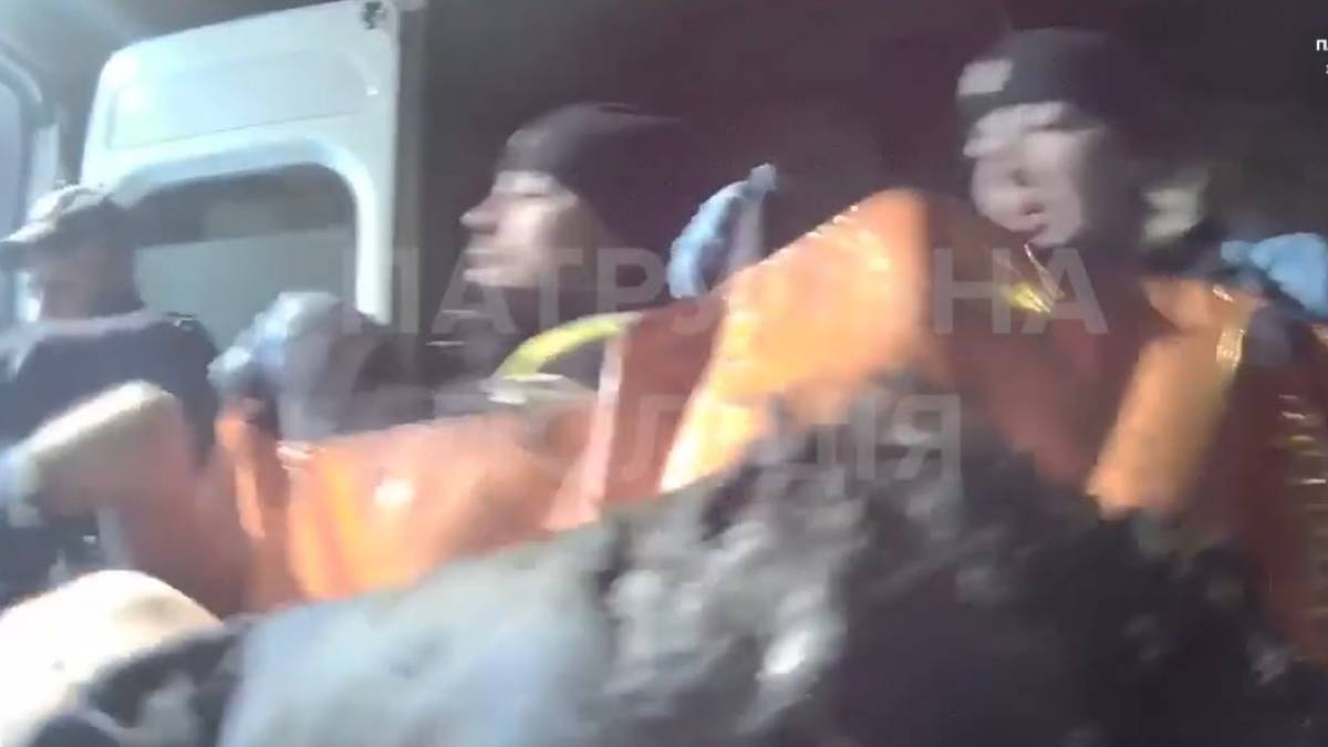У Запоріжжі чоловік ледь не загинув, застрягши у багнюці змілілої річки – відео