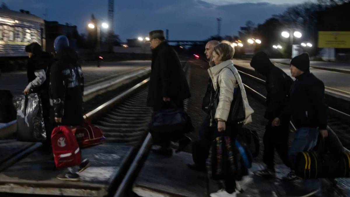 Щодня близько сотні українців тікають з окупованих територій, – NYT