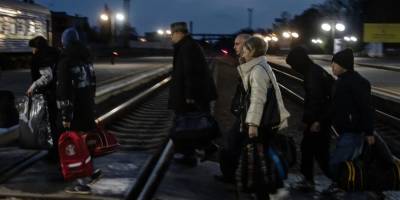 Щодня близько сотні українців тікають з окупованих територій, – NYT