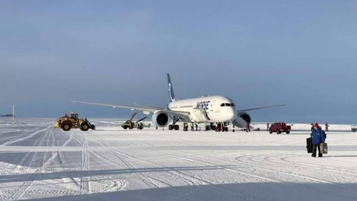 В Антарктиді вперше приземлився пасажирський Boeing 787