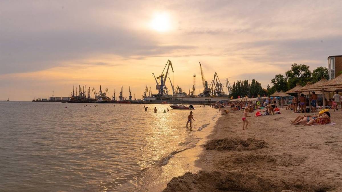З Бердянська окупаційна «влада» намагається баржами вивезти викрадену пшеницю