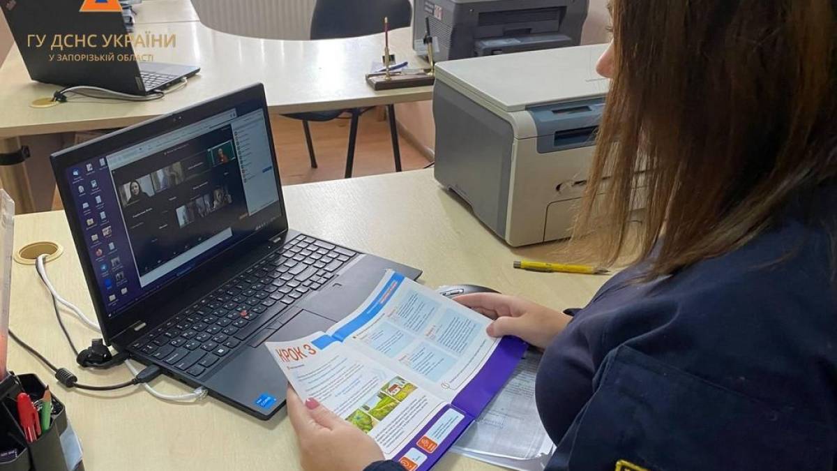 У Запоріжжі рятувальники проводять для дітлахів онлайн уроки протимінної безпеки