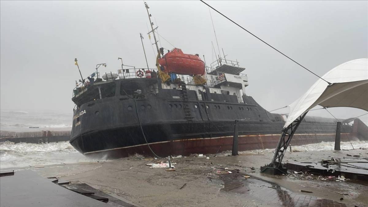 Судно, яке вийшло з Одеси, розкололося навпіл біля берегів Туреччини через шторм