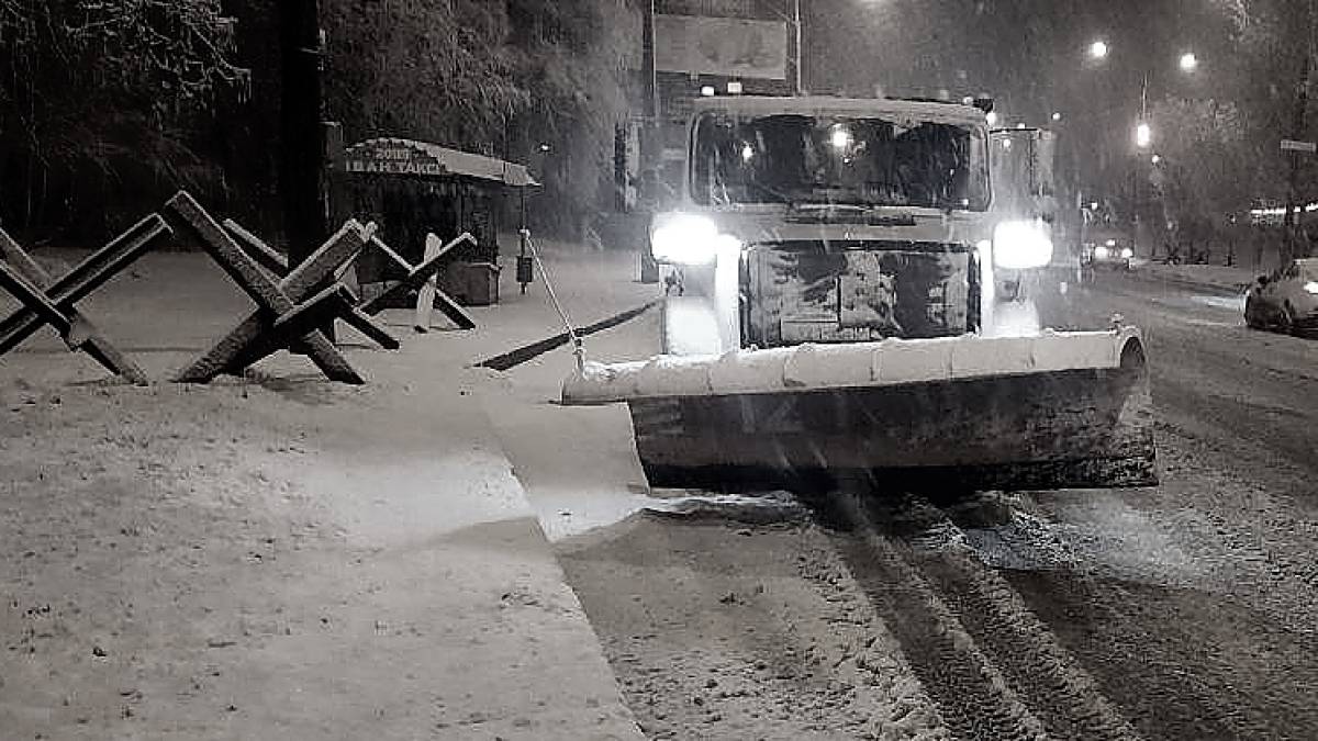 У Запоріжжі комунальники ліквідують наслідки снігопаду (фото)