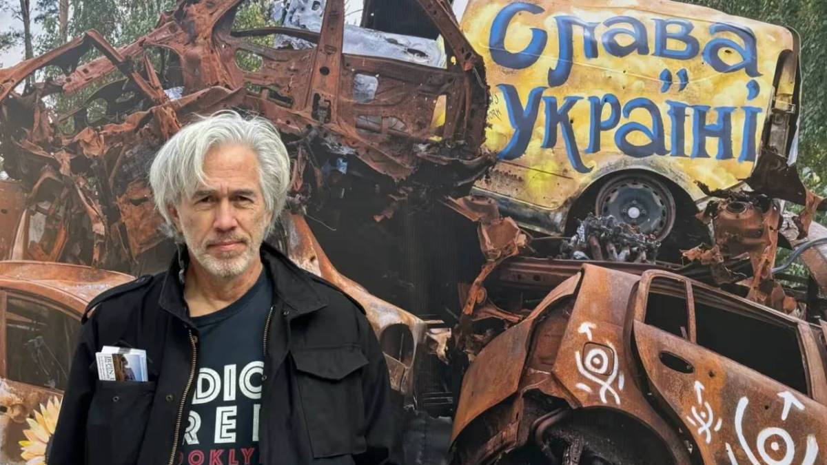 На Манхеттені: банери згорілих машин, що так не виїхали з Ірпеня