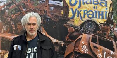На Манхеттені: банери згорілих машин, що так не виїхали з Ірпеня
