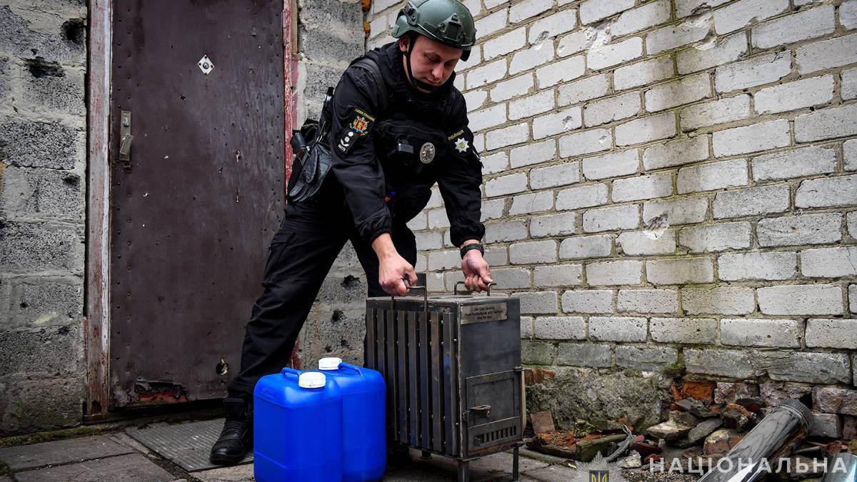 Запорізькі поліцейські доставили жителям прифронтових Степногірська та Павлівки «буржуйки»