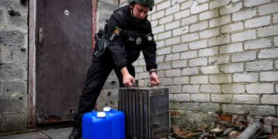 Запорізькі поліцейські доставили жителям прифронтових Степногірська та Павлівки «буржуйки»