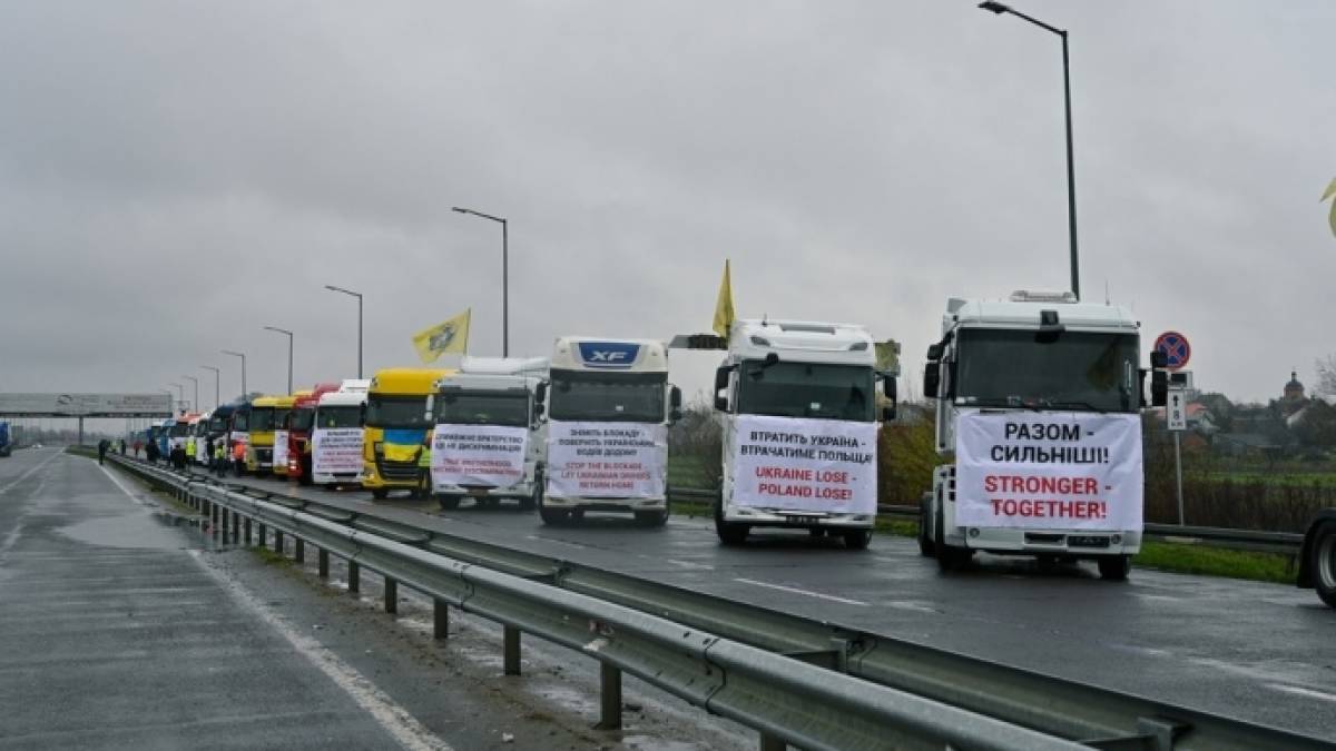 Блокада кордону: українські перевізники вийшли на мітинг у відповідь