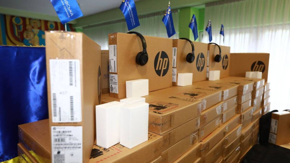 Школярі Запорізької області отримали безкоштовні ноутбуки для навчання