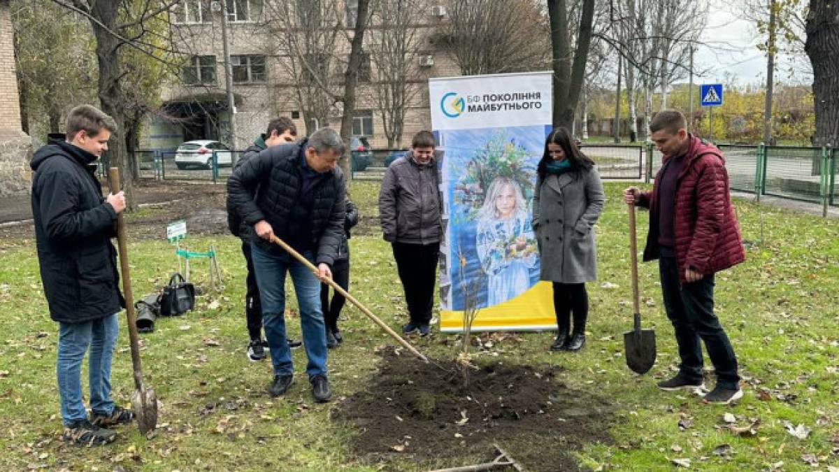 У Запоріжжі висадили незвичайні дуби – фото