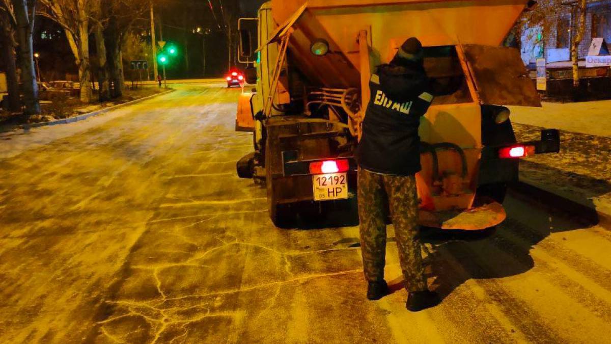 Через погіршення погоди на дороги Запоріжжя вийшла комунальна техніка – фото