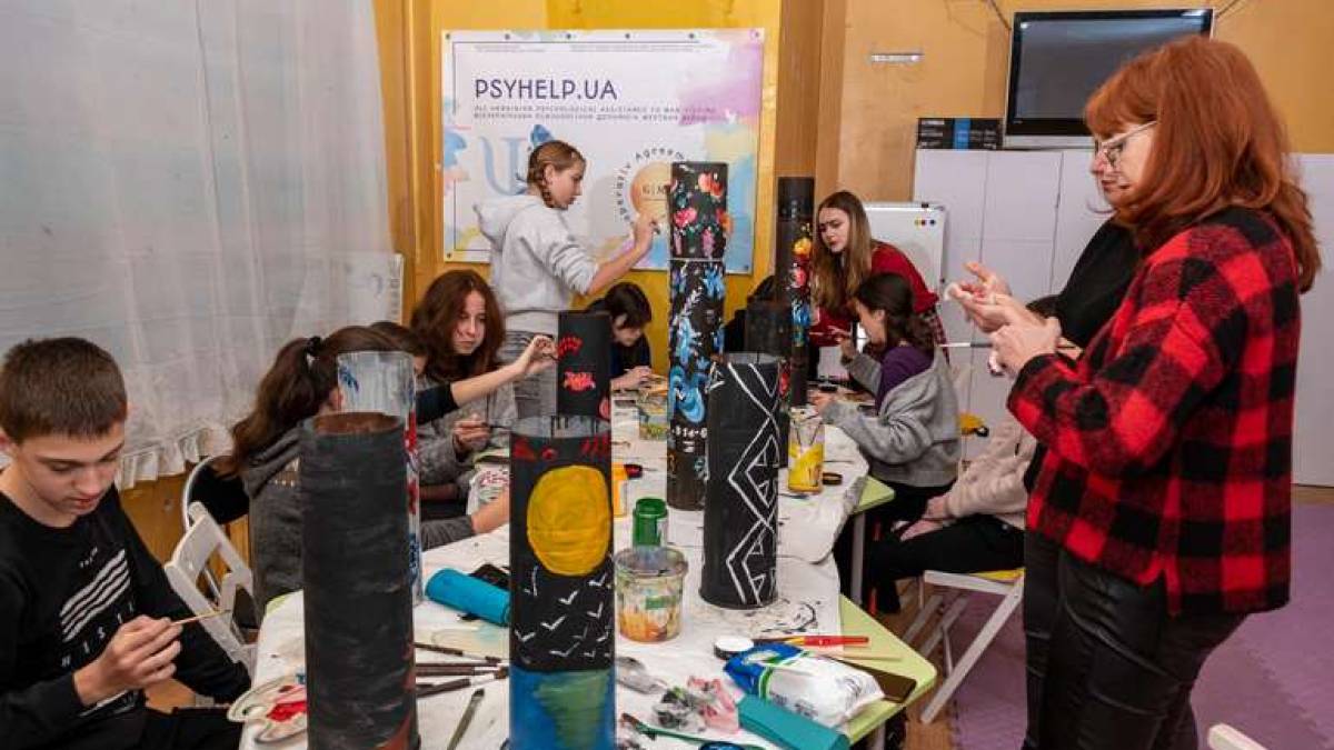 Юні запоріжці розмалювали 25 гільз для аукціона на потреби ЗСУ