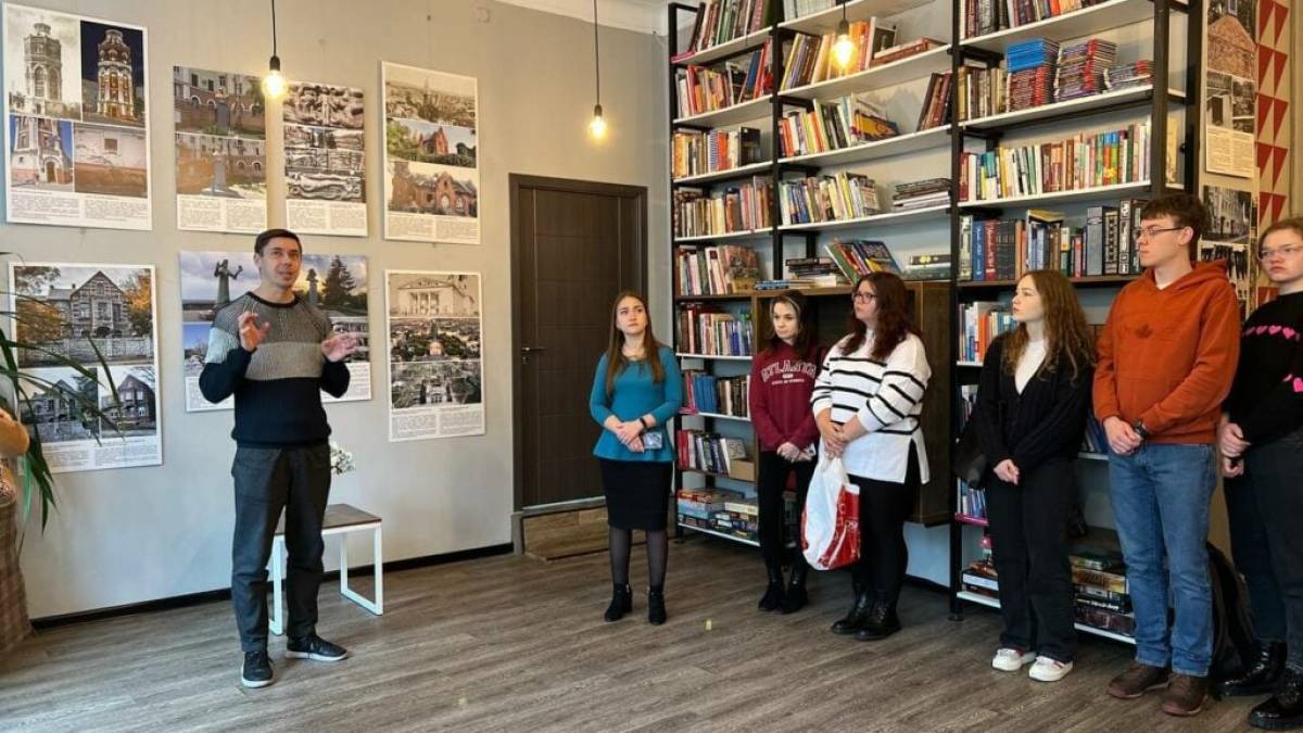 «Вписані в історію. Зруйновані війною»: у Запоріжжі працює виставка про Маріуполь
