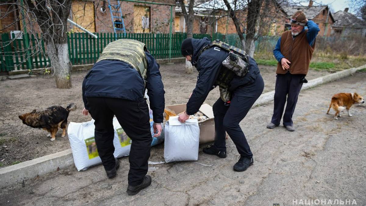 На Запоріжжі поліцейські привезли покинутим тваринам Оріхова сухий корм