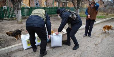 На Запоріжжі поліцейські привезли покинутим тваринам Оріхова сухий корм