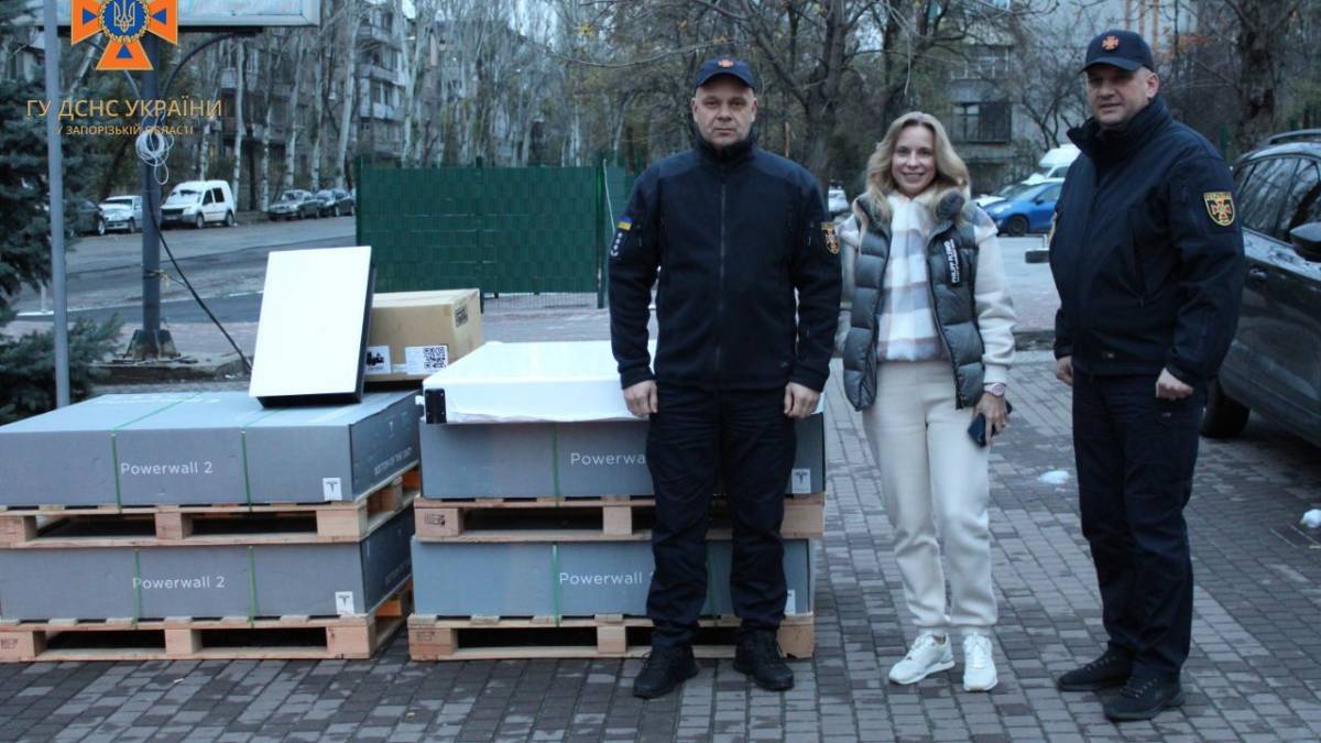 Запорізькі рятувальники отримали інтегровані системи зберігання енергії Tesla – відео