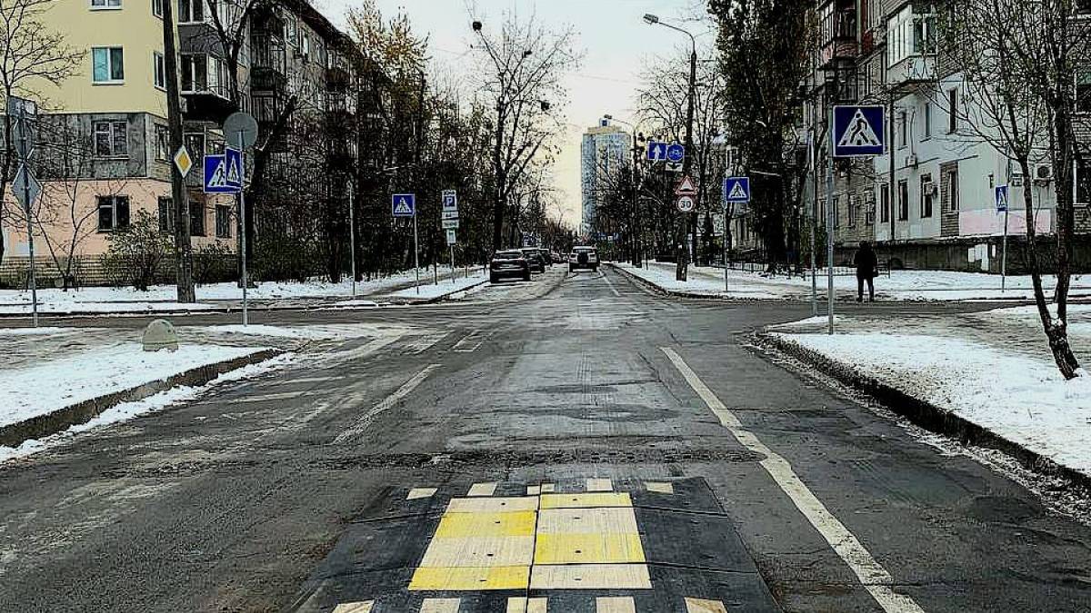 Новий тип «лежачих поліцейських» — так звана «берлінська подушка» — на вулиці Києва