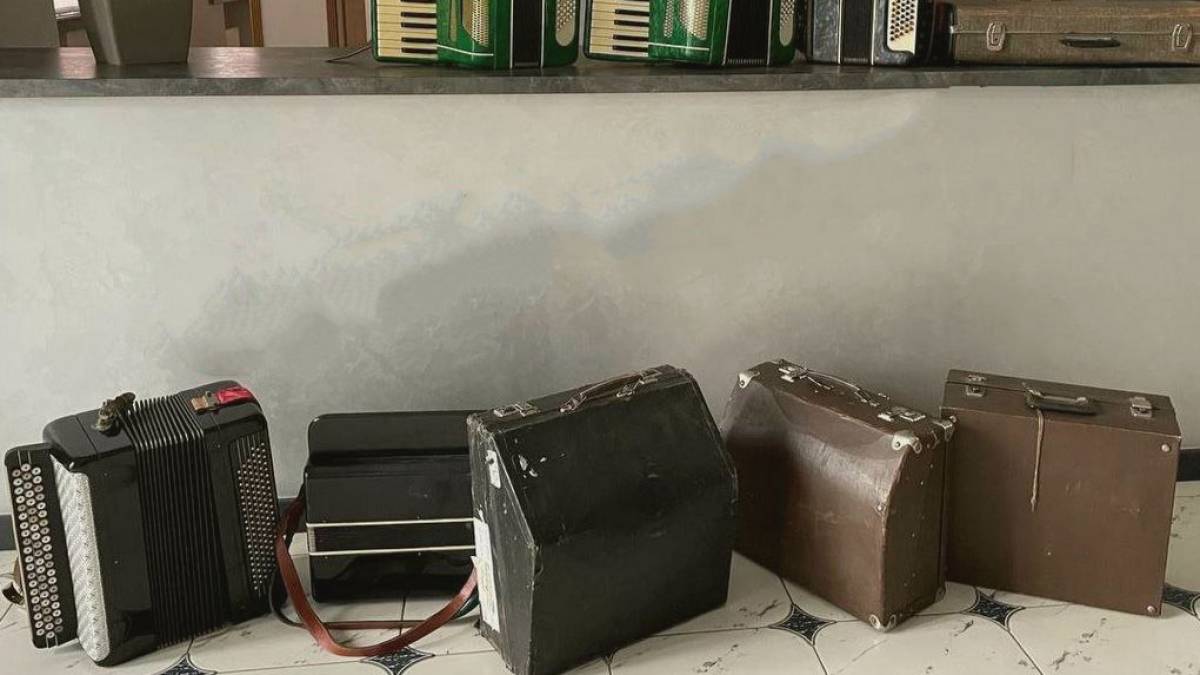 До Мелітополя окупанти привезли вживану музичну гуманітарку – старі акордеони