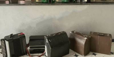 До Мелітополя окупанти привезли вживану музичну гуманітарку — старі акордеони