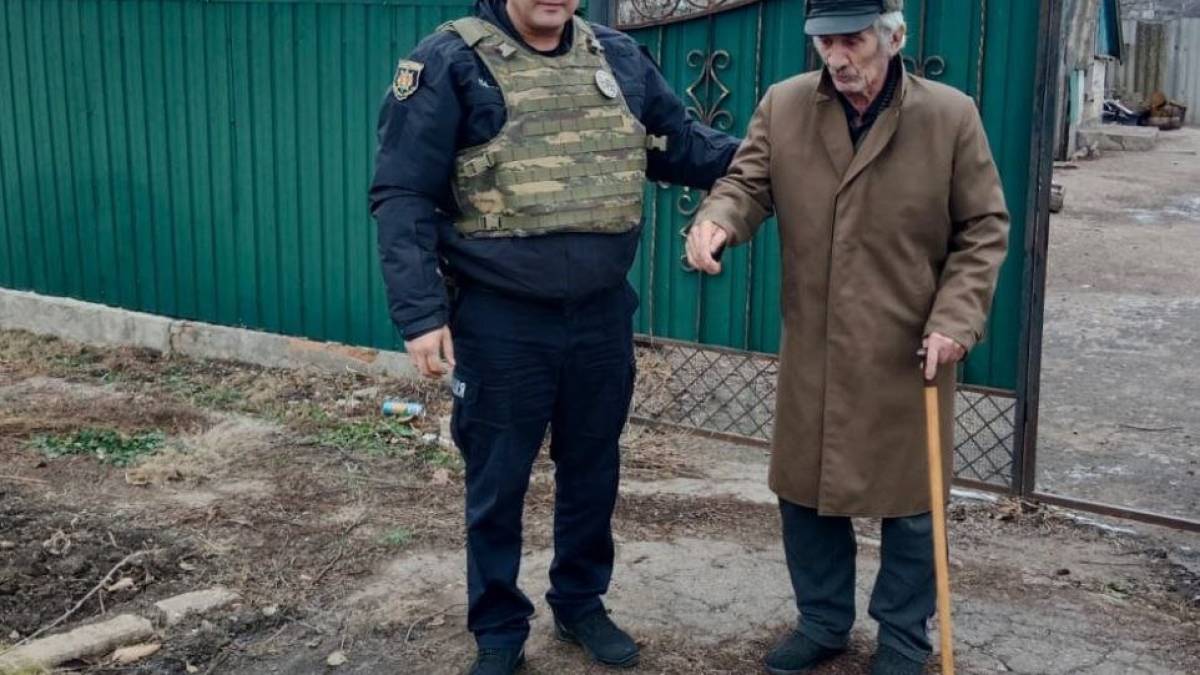 Поліцейські евакуювали із прифронтового села 84-річного самотнього чоловіка