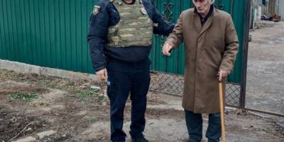 Поліцейські евакуювали із прифронтового села 84-річного самотнього чоловіка