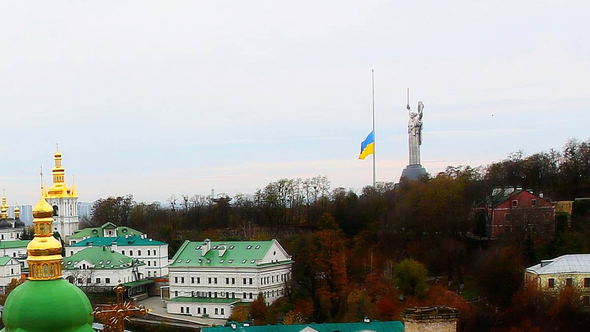 У столиці вітер пошкодив найбільший прапор України: його вже замінили (відео)