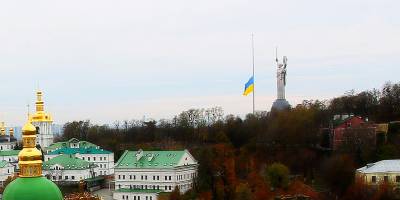 У столиці вітер пошкодив найбільший прапор України: його вже замінили (відео)