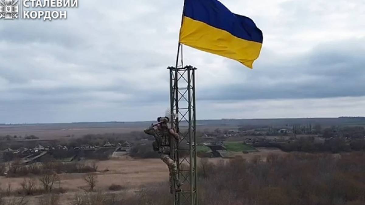 Прикордонники підняли український прапор у пункті пропуску «Бударки» на кордоні з рф