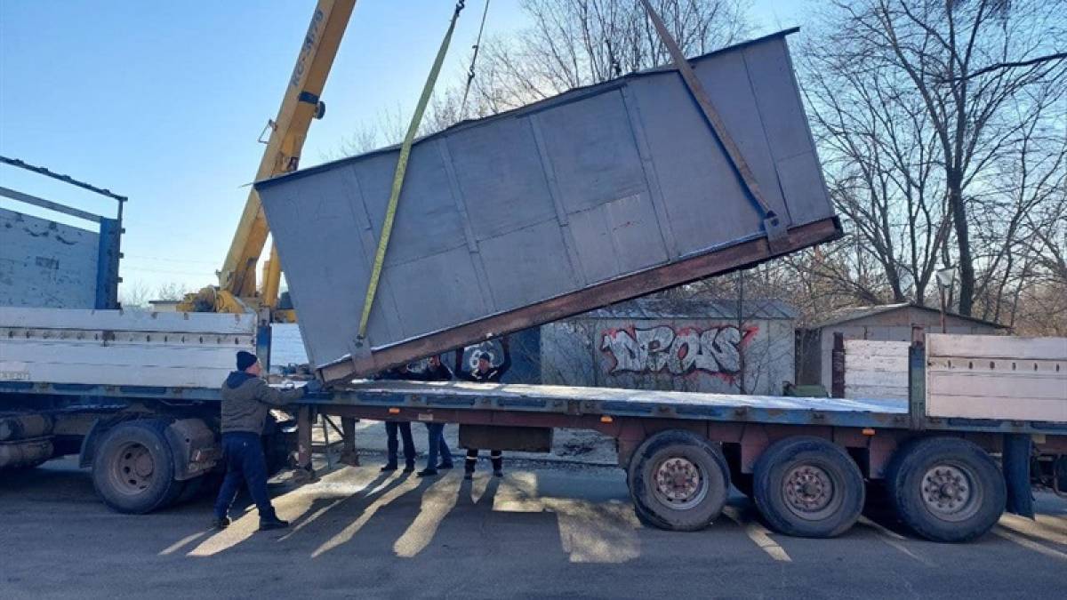 У Запоріжжі продовжують прибирати незаконні споруди