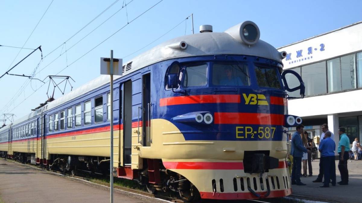 Часть запорожских электричек временно изменила график движения