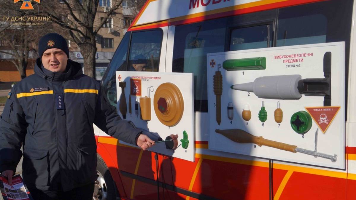 Рятувальники пояснили запорожцям, як може бути замаскована вибухівка