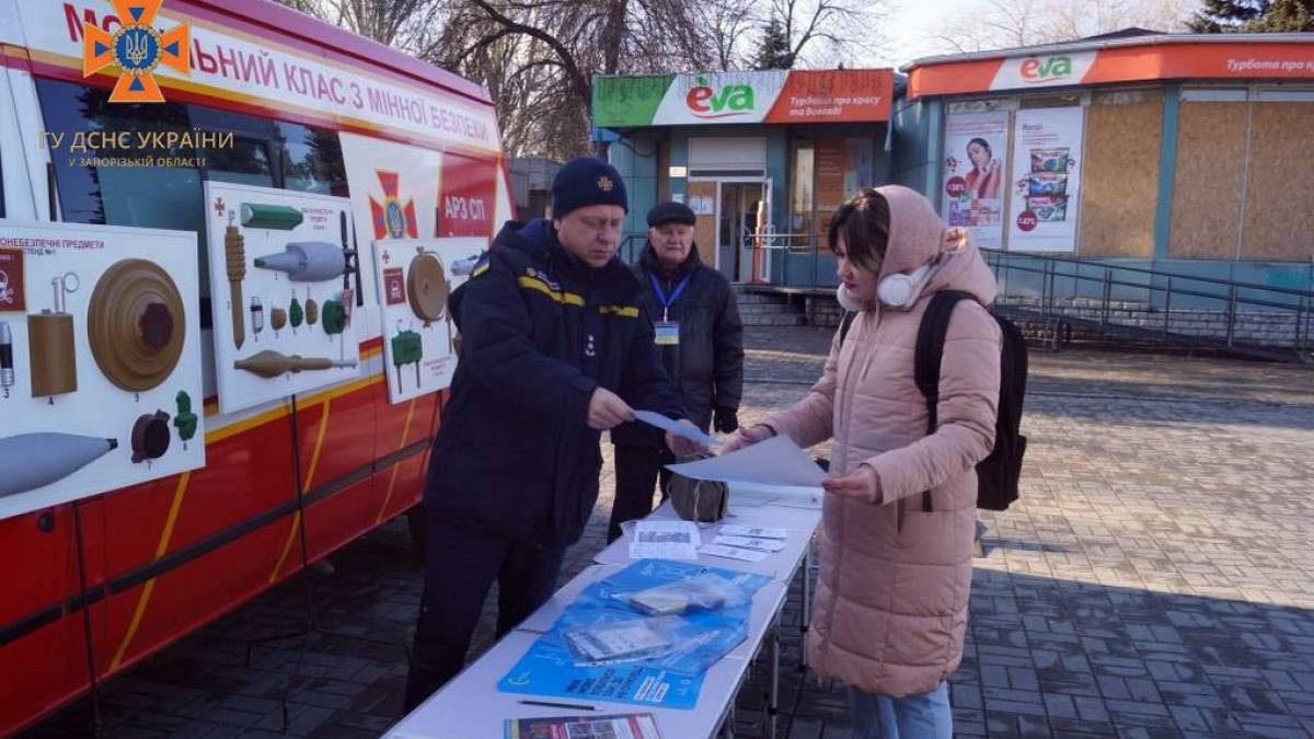 У Запоріжжі рятувальники продовжують навчати городян правилам протимінної безпеки