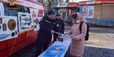 У Запоріжжі рятувальники продовжують навчати городян правилам протимінної безпеки