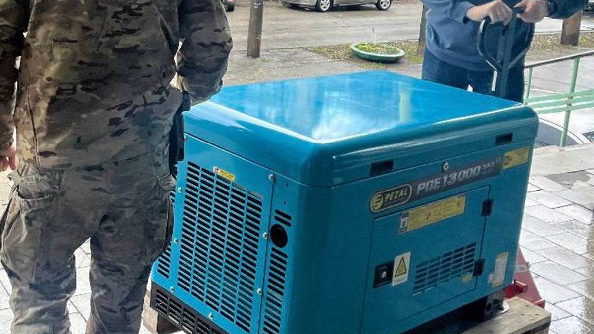 Енергодарці передали нашим захисникам-гвардійцям новий генератор