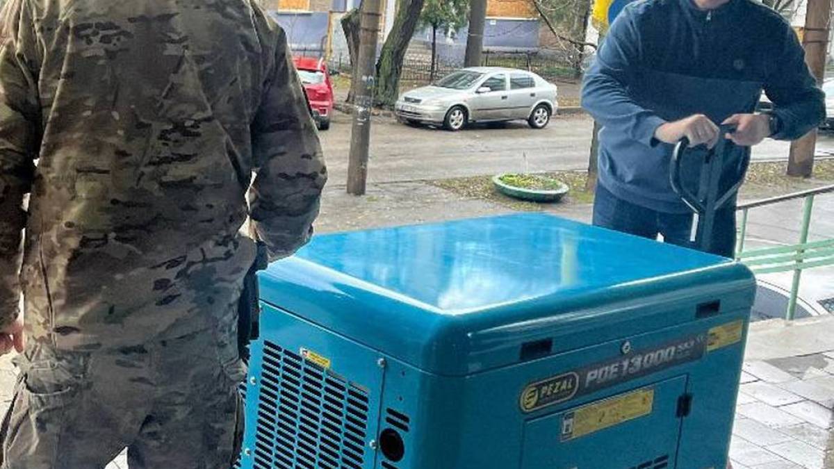 Енергодарці передали нашим захисникам-гвардійцям новий генератор