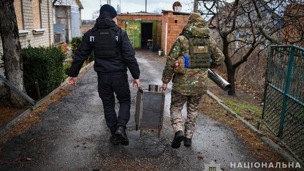 Поліцейські забезпечили жителів прифронтового Гуляйполя «буржуйками»