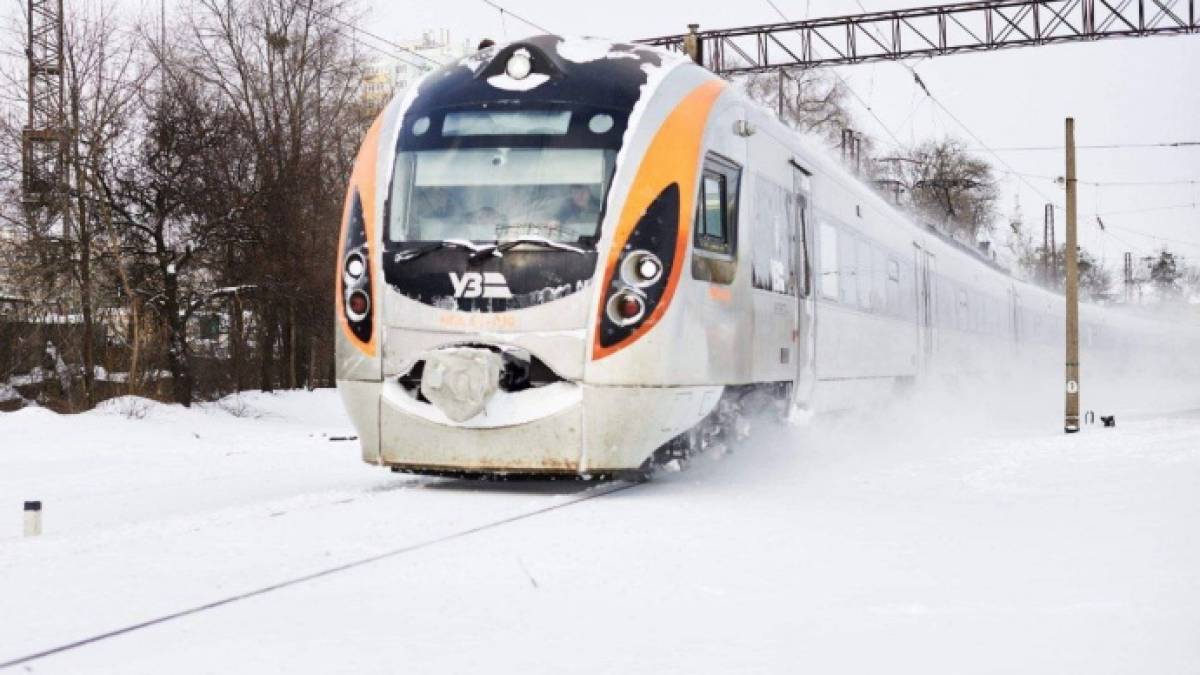 Затримка поїздів через сильні снігопади — «Укрзалізниця»