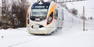 Затримка поїздів через сильні снігопади — «Укрзалізниця»