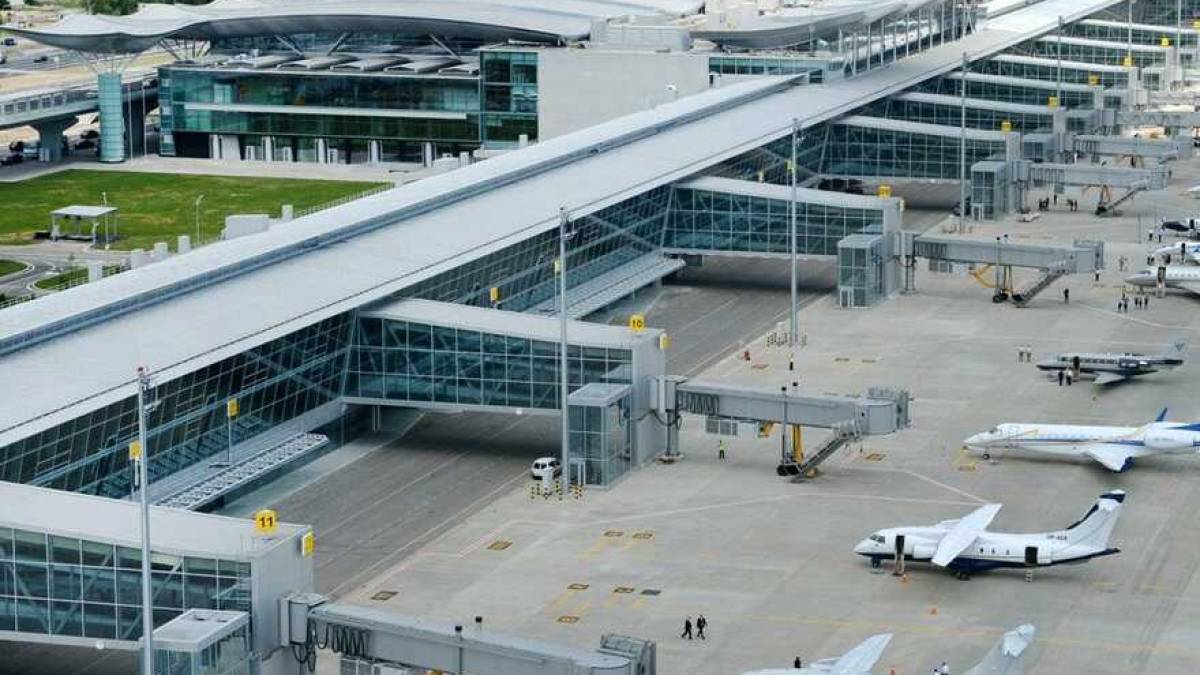 Відомо, який аеропорт в Україні планують відкрити першим
