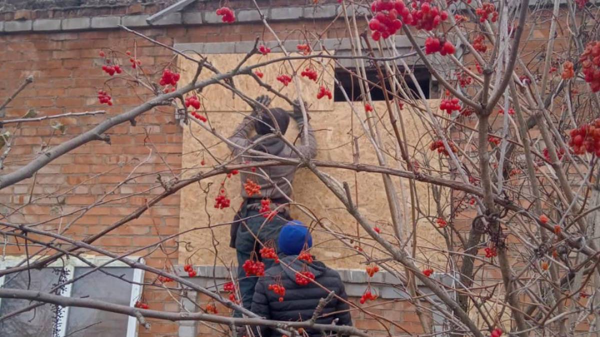 Волонтери YES надали допомогу в ремонті мешканцям запорізьких громад на передньому краї