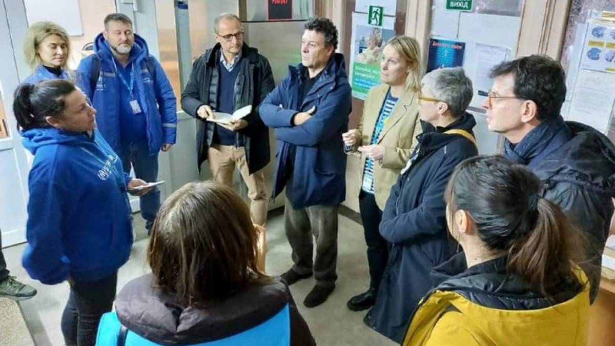 Високі гості з ООН пройшли у Запоріжжі шляхом вимушених переселенців
