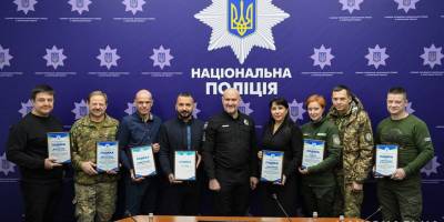 У Запоріжжі поліцейські привітали та нагородили волонтерів
